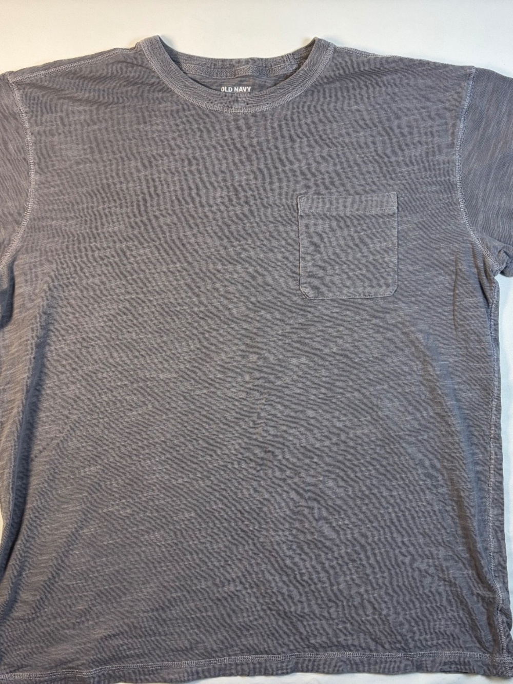 Old Navy men’s short-sleeve pocket T-shirt in a washed gray color. Garment-dyed